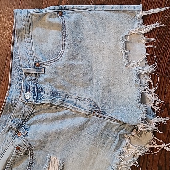 Levi's 501 Women's W32 Light Wash Button Fly Distressed Blue Jean Denim Shorts - Picture 4 of 16